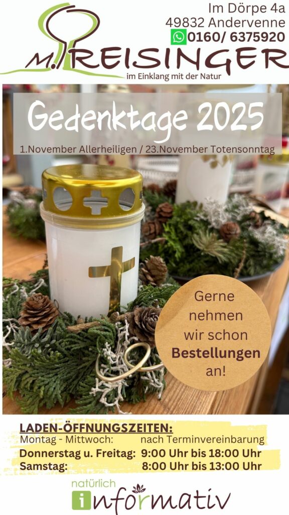 Ein Werbeplakat für Gedenktage 2025 mit einem abgebildeten Grablicht inmitten von Tannenzweigen und Tannenzapfen. Das Plakat enthält Informationen zu den Gedenktagen am 1. November und 23. November sowie zu den Öffnungszeiten des Ladens.