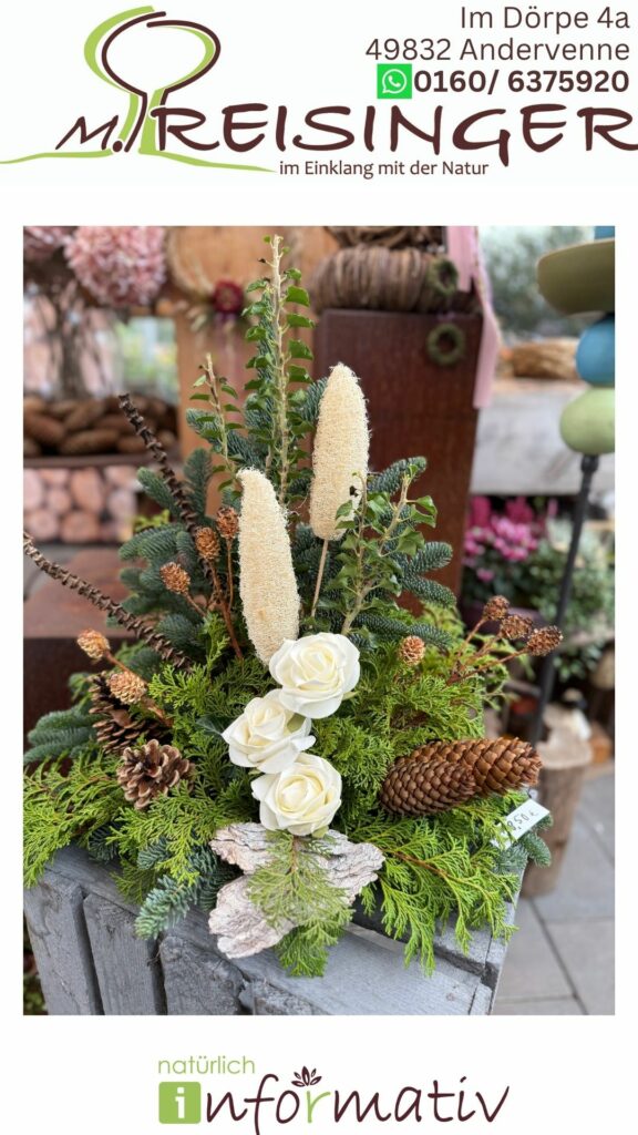 Ein kunstvoll gestalteter Blumenschmuck aus grünen Pflanzen, weißen Rosen, Tannenzapfen und dekorativen Elementen wie luffa-artigen Pflanzen in einer rustikalen Umgebung.